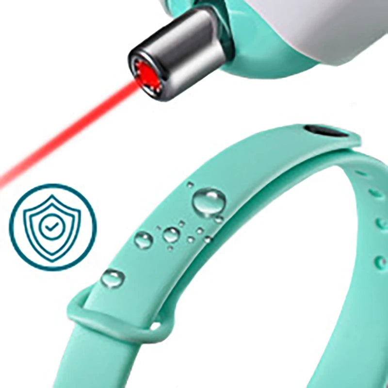 Detalle del collar láser para gatos encendido y su correa resistente al agua