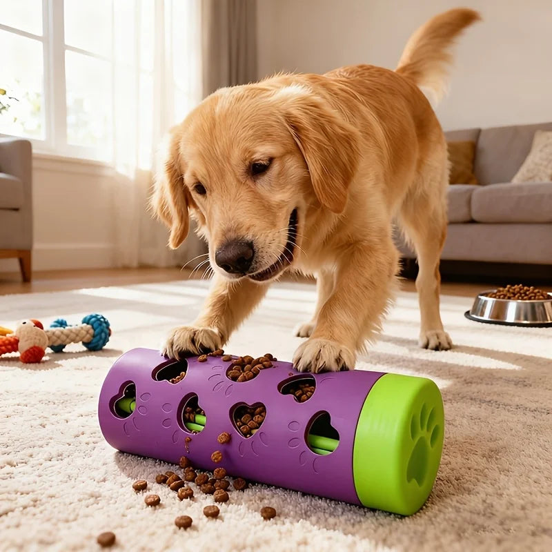 Perro golden jugando con el rodillo dispensador de premios de comida lenta