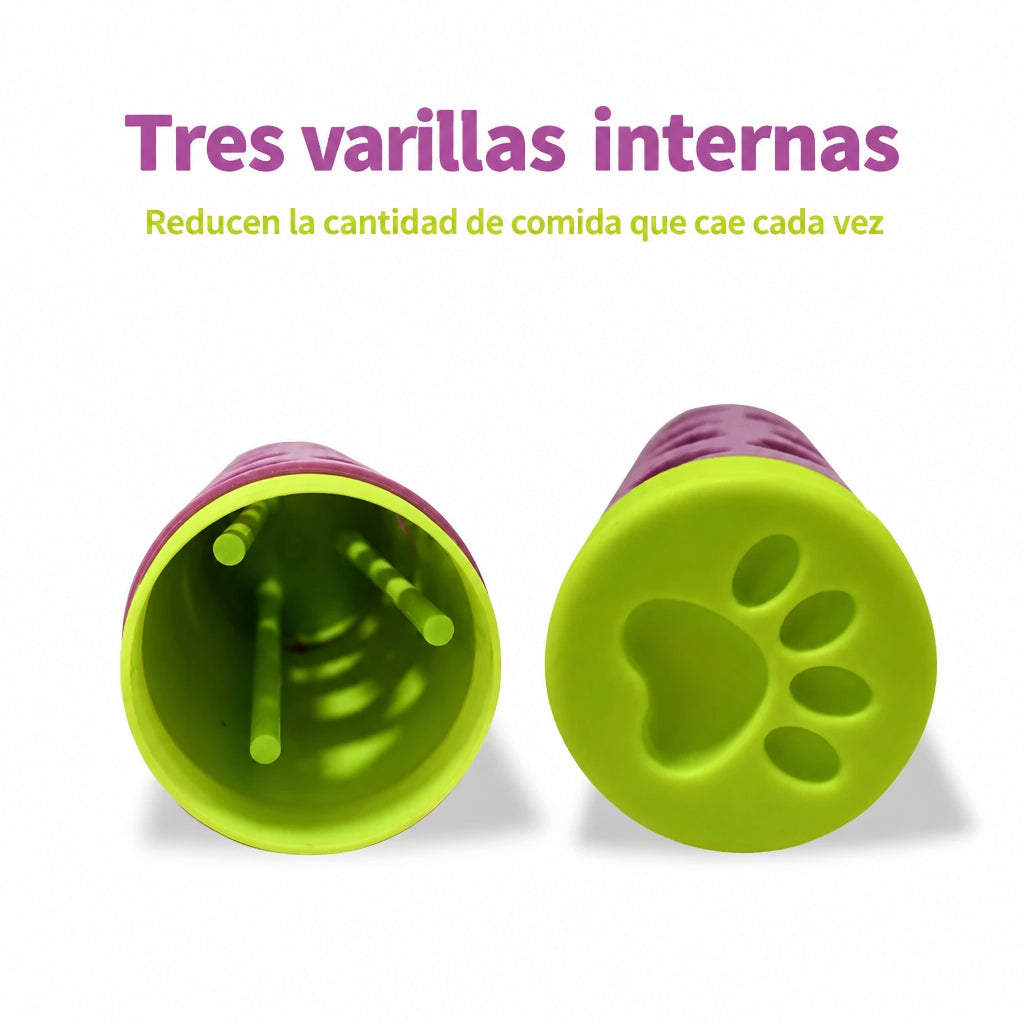 Interior del juguete dispensador con tres varillas que regulan la salida de comida